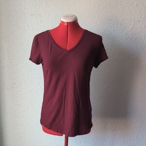 SO Women's Deep Burgundy Short Sleeve V Neck Tee, Small